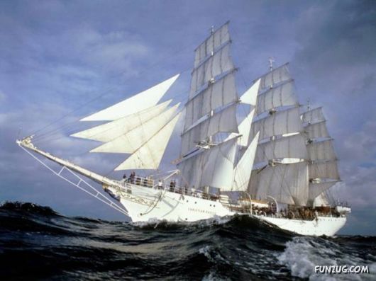 Beautiful Ships Sailing in The Seas