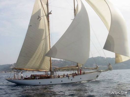 Beautiful Ships Sailing in The Seas