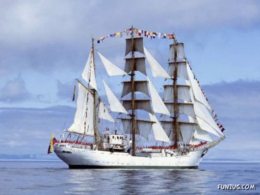 Beautiful Ships Sailing in The Seas