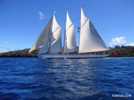 Beautiful Ships Sailing in The Seas