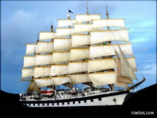 Beautiful Ships Sailing in The Seas