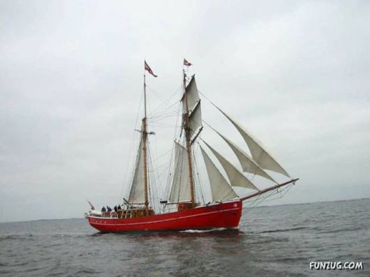 Beautiful Ships Sailing in The Seas